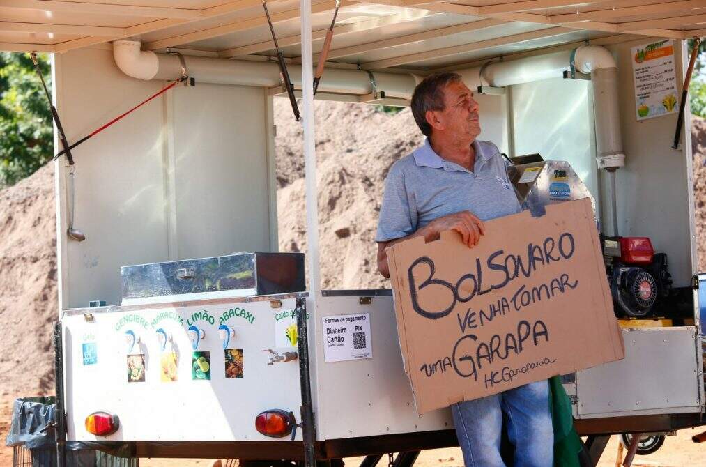 garapa1 1 - Bolsonaro toma garapa em Campo Grande e emociona vendedor: 'Emoção servir o presidente'