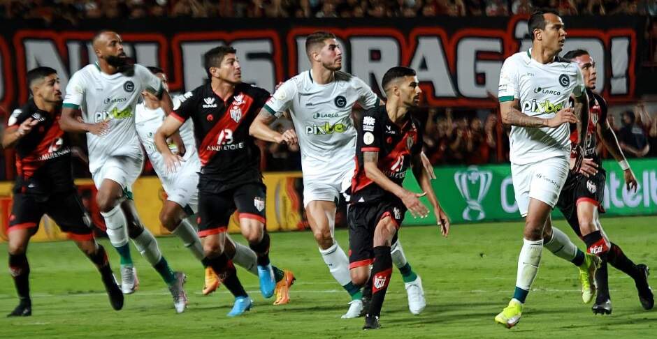Goiás suporta pressão do Atlético-GO e garante empate sem gols fora de casa
