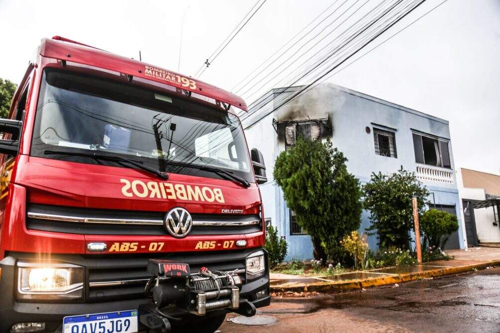 incendio 2 - VÍDEO: incêndio destrói parte de sobrado em Campo Grande