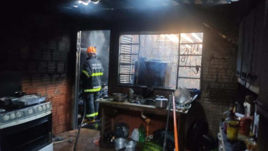Criança é socorrida em estado grave após ficar presa dentro de casa em chamas em MS