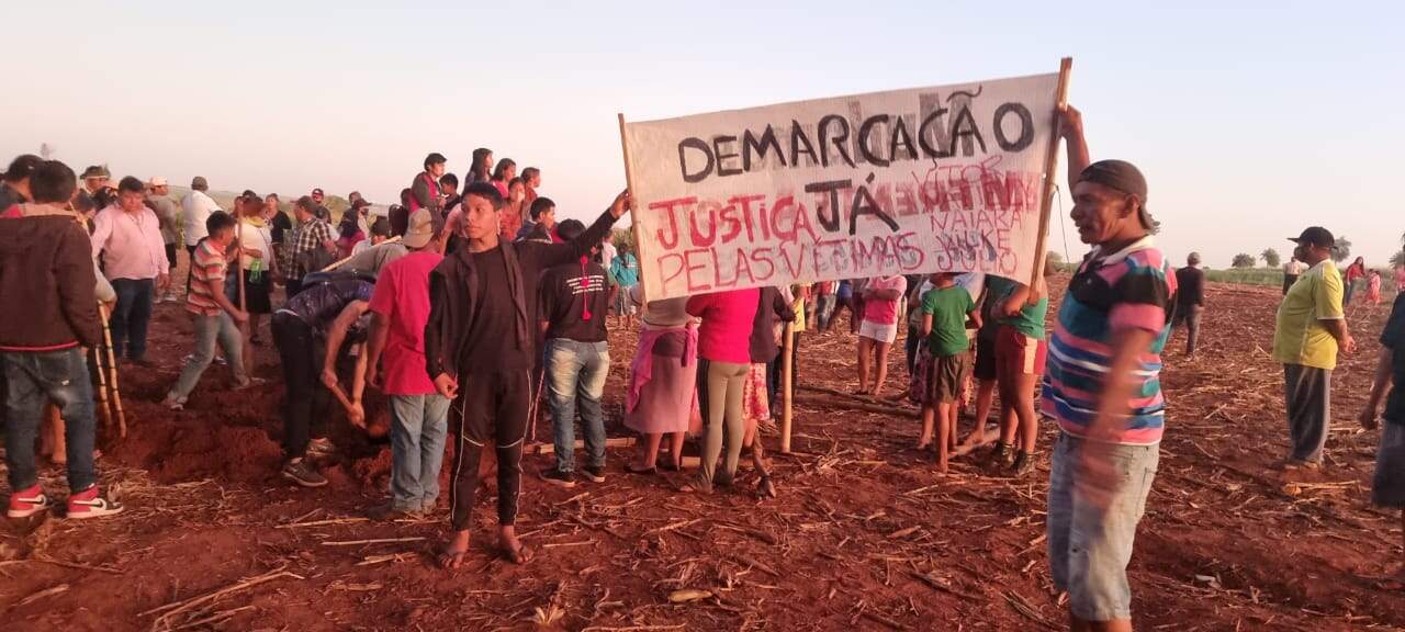 Indígenas retomam ocupação de fazenda após enterro de índio morto em confronto com a PM