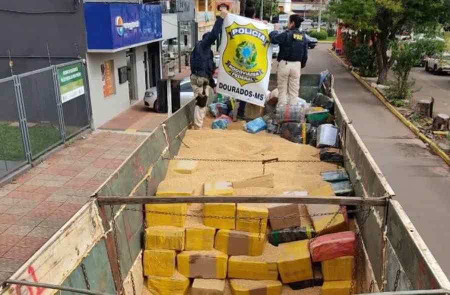Caminhoneiro é preso transportando 16 toneladas de maconha em carga de cereais