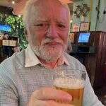 Homem conhecido pelo meme ‘rindo de nervoso’ visita o Brasil e toma cerveja