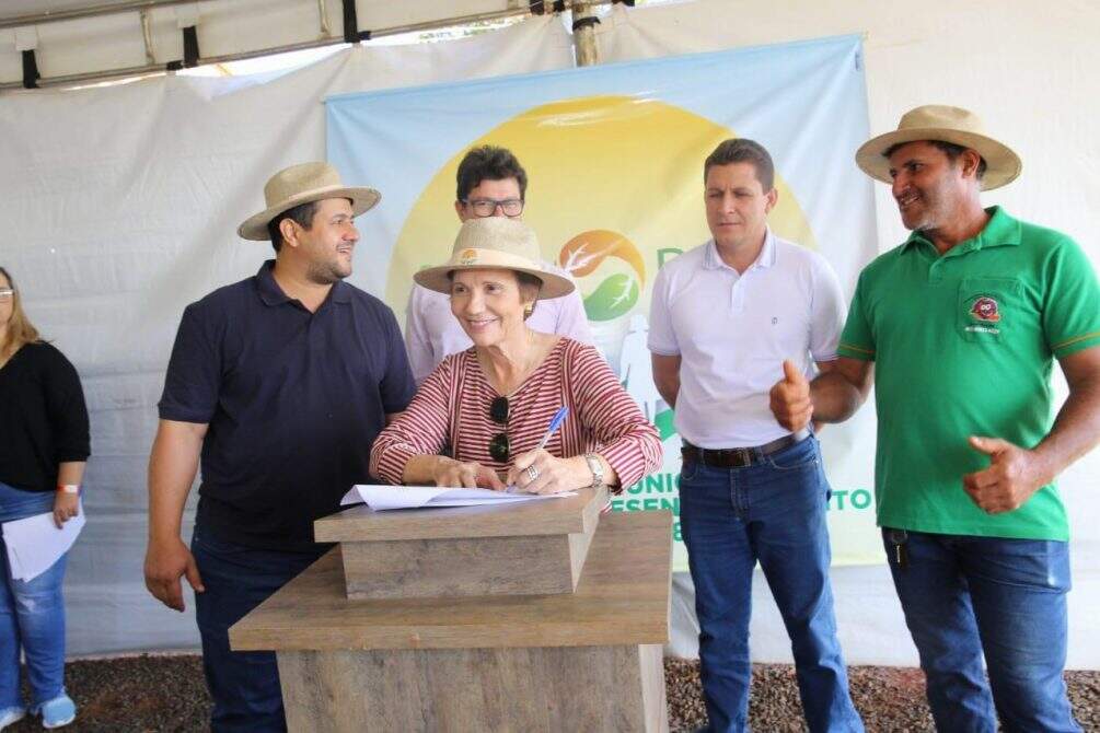 ministra 2 - Tereza Cristina visita projeto que deve beneficiar pequenos agricultores sem área própria para cultivo