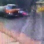 VÍDEO mostra momento em que motociclista atinge traseira de carro e morre atropelada por caminhão