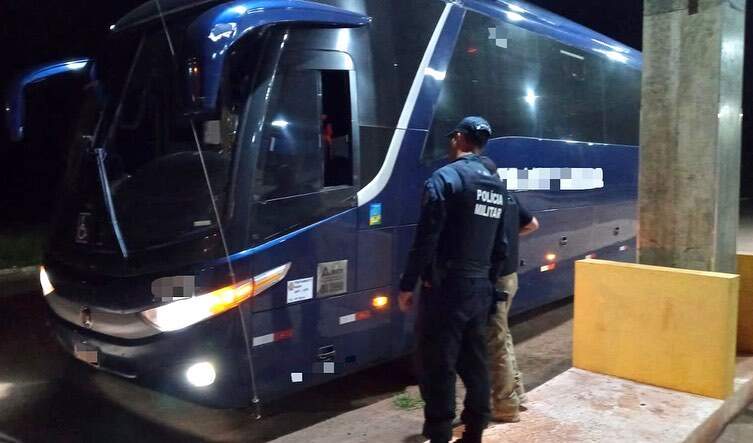 Contra transporte irregular de passageiros, operação apreende carro e autua ônibus na BR-262
