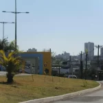 Bando em Gol branco assalta casal na calçada da Orla Morena, em Campo Grande