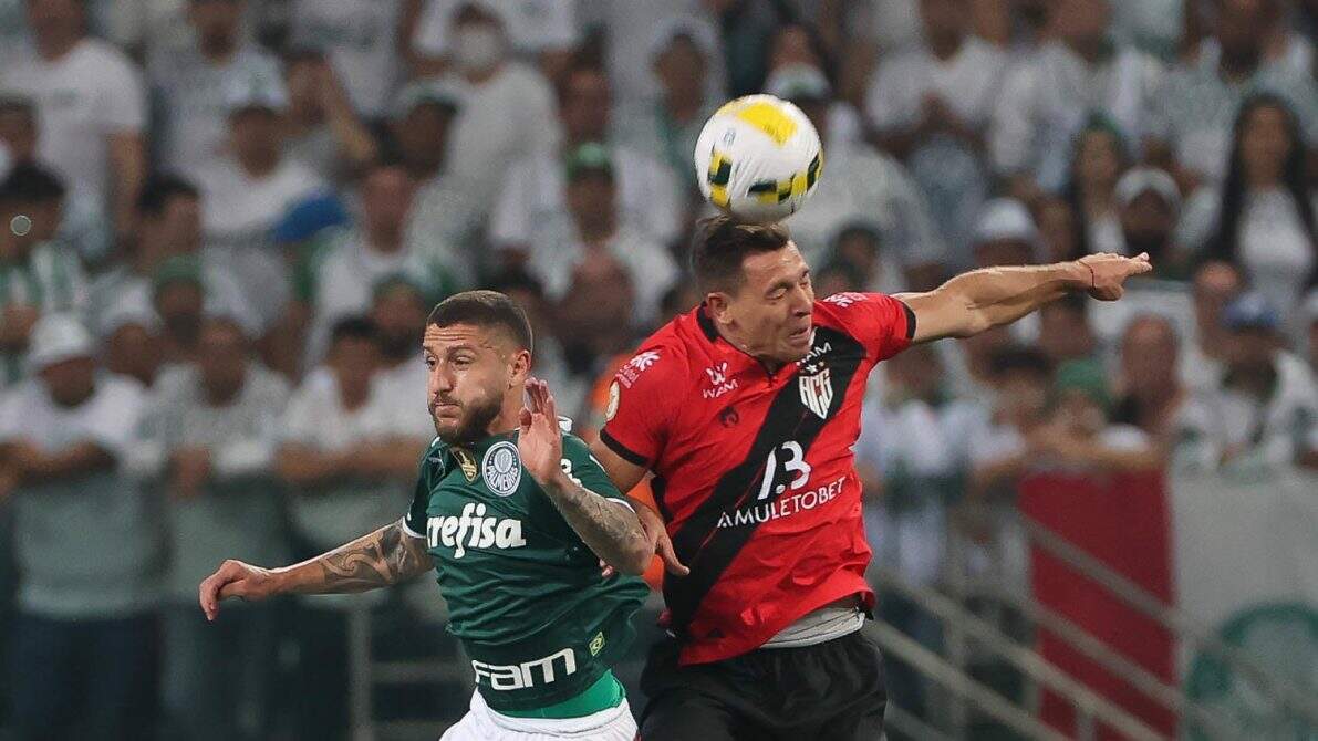 Palmeiras faz 4 gols em 7 minutos, goleia Atlético-GO e dispara no Brasileirão