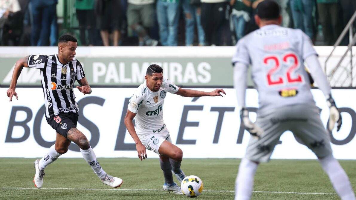 Palmeiras e Atlético-MG empatam e deixam Corinthians na liderança do Brasileirão