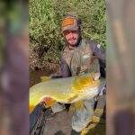 VÍDEO: Após ‘briga’ de 10 minutos, pescador pega peixe ‘monstro’ e o devolve para rio de MS