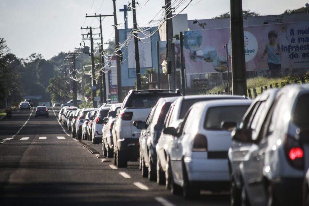 Motoristas madrugam para garantir gasolina a R$ 4,50 em ação contra imposto em Campo Grande