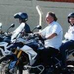 Bolsonaro leva Tereza Cristina na garupa em motociata em Campo Grande