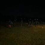 VÍDEO: adolescentes treinam futebol na escuridão do Parque Ayrton Senna
