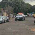 Policiais militares montam cerco em bairro de Campo Grande após bandido invadir casa