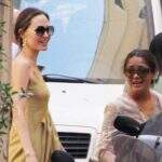 Em passeio com as filhas em Roma, Angelina Jolie encontra Salma Hayek 