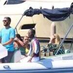 Adele curte passeio de barco com namorado na Itália 