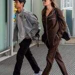 Angelina Jolie elege pijama e sandália de grife para embarcar no aeroporto de Londres 