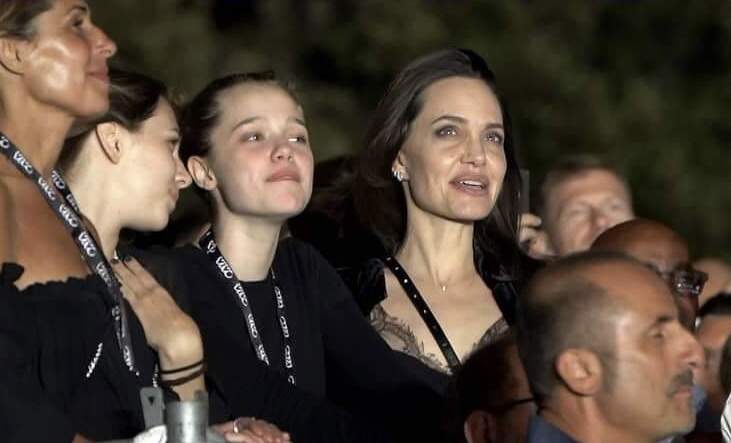 6C59245A F8E4 4779 80C0 A2A5E826B699 - Angelina Jolie e a filha, Shiloh Jolie-Pitt, curtem show de Maneskin em Roma, na Itália 