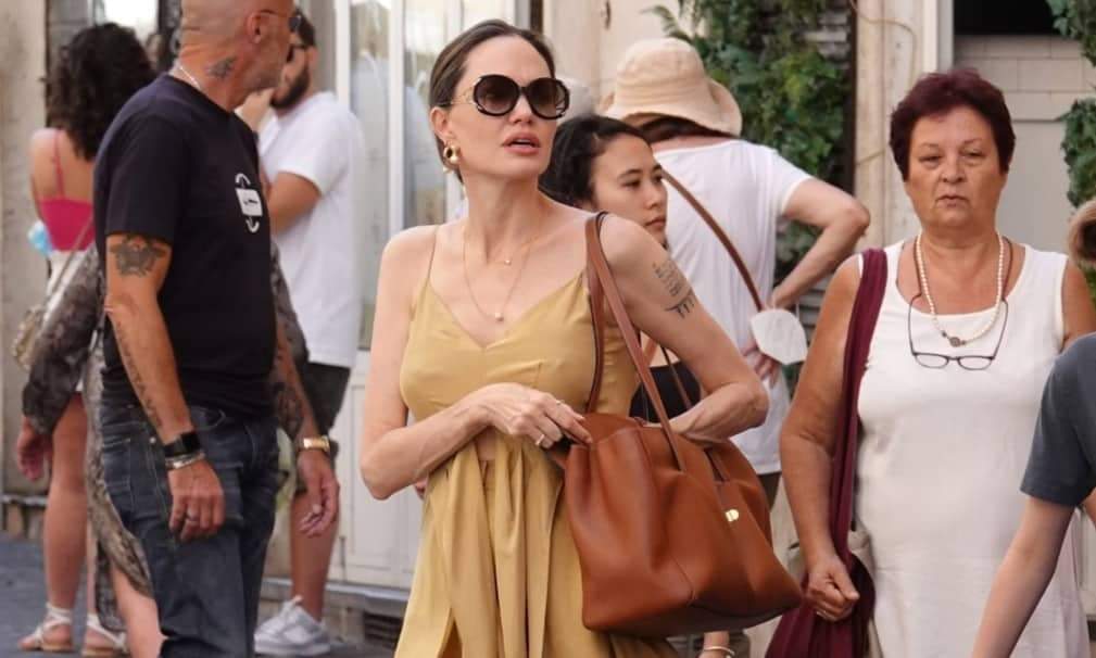 714B528A 7DF0 4AD7 8553 C786F1F47CE5 - Em passeio com as filhas em Roma, Angelina Jolie encontra Salma Hayek 