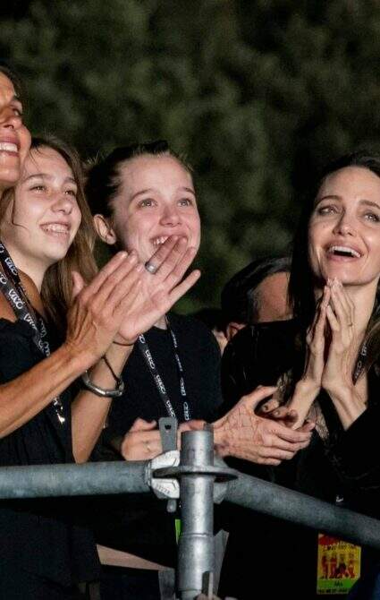 8CAA480E 3526 43F7 A2D7 5B348419FC68 - Angelina Jolie e a filha, Shiloh Jolie-Pitt, curtem show de Maneskin em Roma, na Itália 