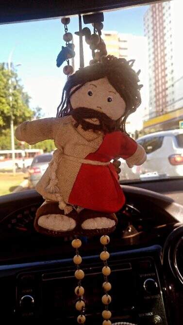 Boneco de Jesus acompanha a motorista de aplicativo Karine. Foto Arquivo Pessoal - Entre os obstáculos do combustível e a devoção, motoristas profissionais persistem na direção