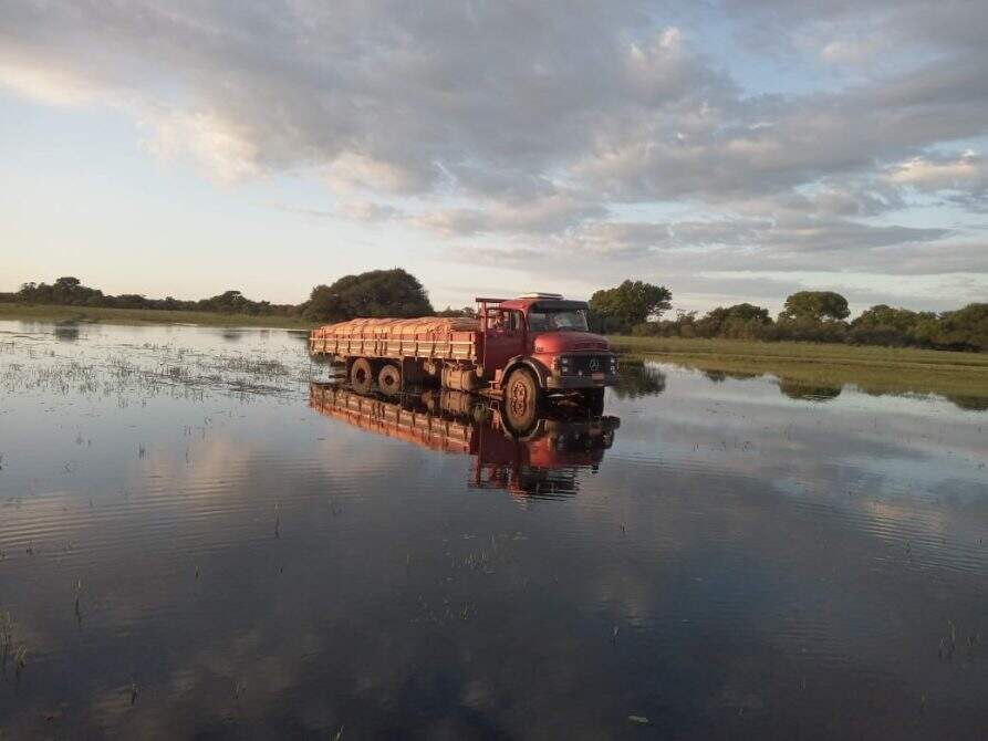 Caminhao ficou atolado por 11 horas no Pantanal. Foto Arquivo Pessoal - Entre os obstáculos do combustível e a devoção, motoristas profissionais persistem na direção