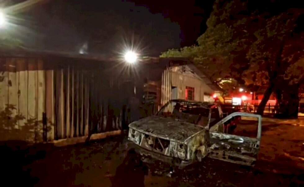 Caminhonete fica destruída após ser incendiada em cidade próximo à fronteira com MS