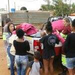 Moradores de bairros carentes recebem a doação de cobertores e sacos de dormir em Campo Grande