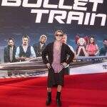 Brad Pitt usa look com blazer e saia em tapete vermelho de novo filme 