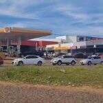 Moradores da fronteira fazem fila em busca de gasolina mais barata no Brasil