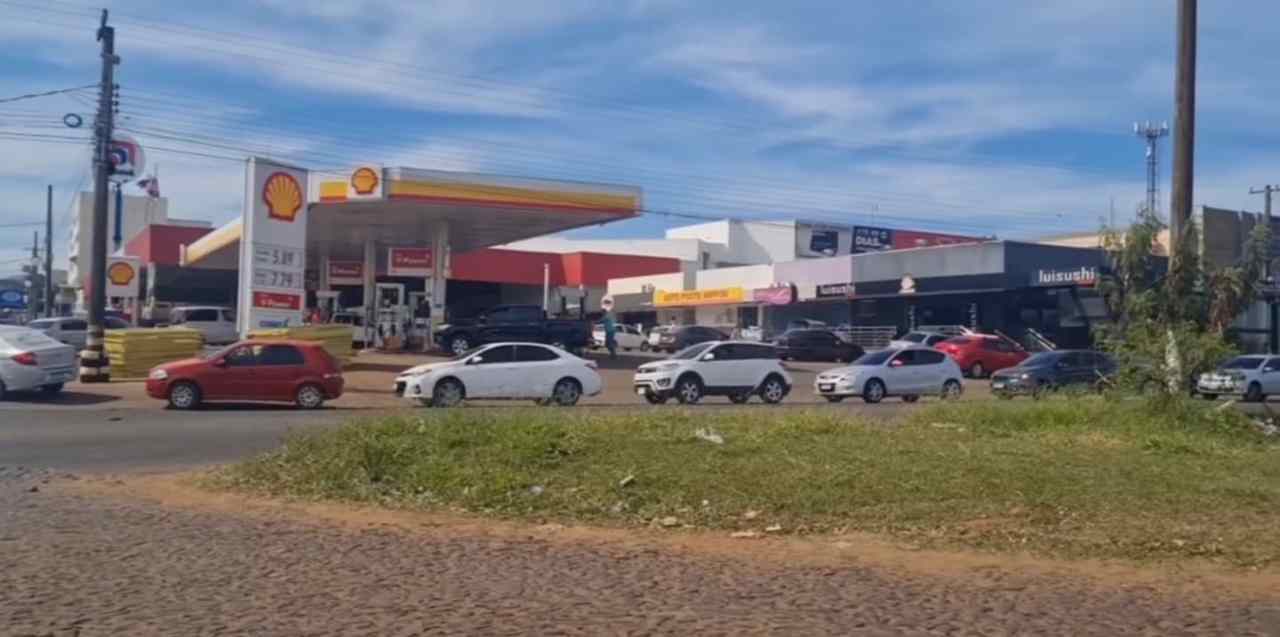 Moradores da fronteira fazem fila em busca de gasolina mais barata no Brasil