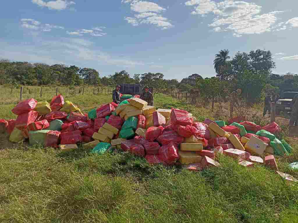 Polícia descobre carga de maconha enterrada em fazenda na fronteira de MS