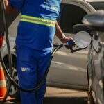 Paraguaios cruzam a fronteira para abastecer em Ponta Porã em busca de gasolina mais barata