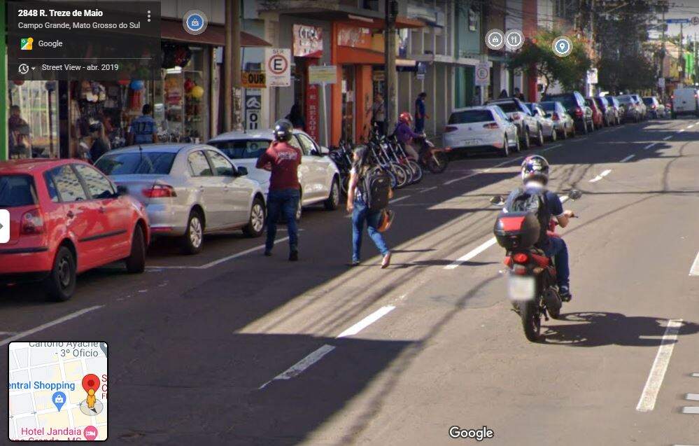 Rua 13 de Maio 01 - Google Street View reúne flagras de pedestres atravessando fora da faixa em Campo Grande