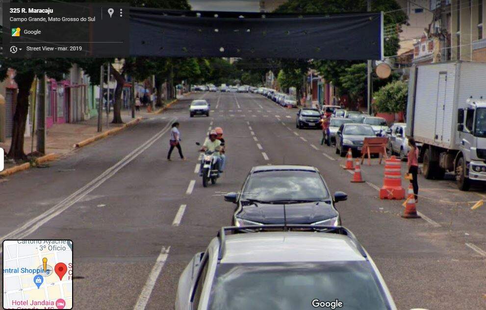 Rua Marcaju 01 - Google Street View reúne flagras de pedestres atravessando fora da faixa em Campo Grande