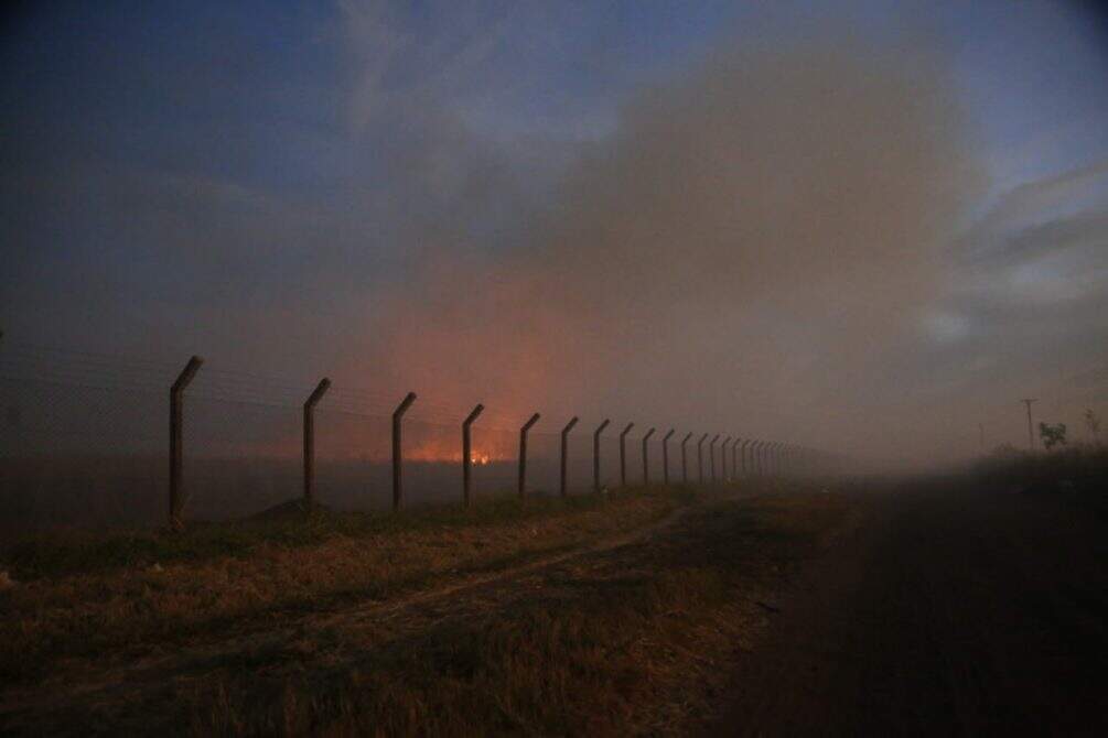 Incêndio em vegetação avança e fogo chega a área do Aeroporto Internacional de Campo Grande