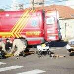Motociclista de 25 anos é socorrida pelos bombeiros após colisão com Gol na 25 de Dezembro
