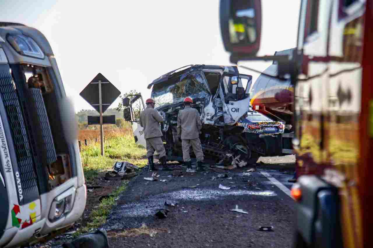Condutor de Audi dorme ao volante e causa colisão com dois caminhões no anel rodoviário de Campo Grande