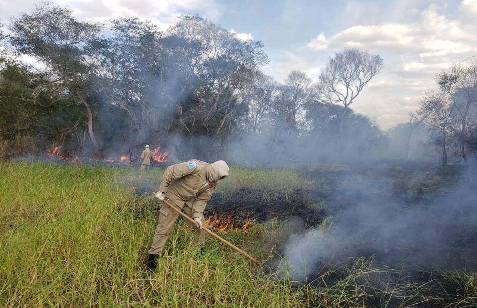 Bombeiros da Operação Pantanal iniciam o dia com rescaldo em áreas queimadas
