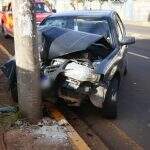 VÍDEO: Jovem perde controle da direção e carro acerta poste em cheio na Avenida Ceará