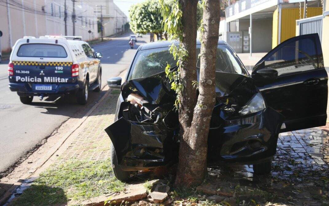 Depois de passar a noite trabalhando, motorista de aplicativo cochila e bate carro em árvore