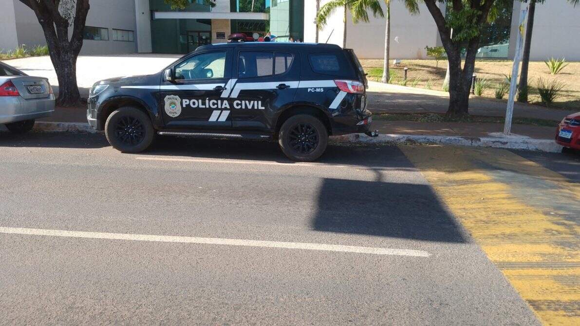 Viatura da Polícia Civil em frente ao prédio da Prefeitura