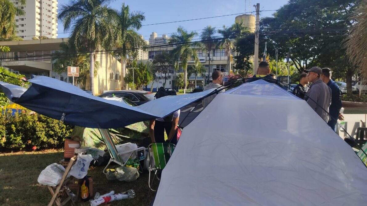 Guardas fazem vaquinha para manter acampamento que pressiona Prefeitura por hora extra
