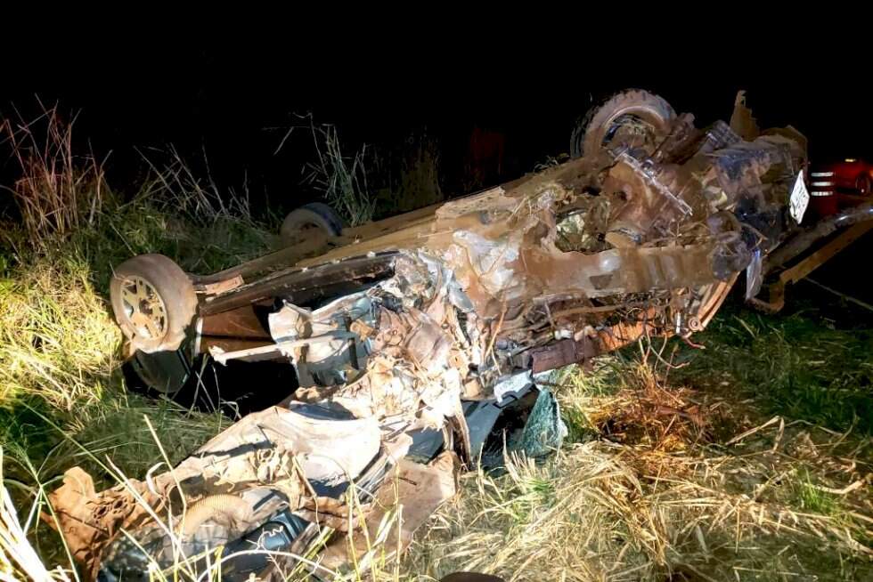 Motorista se salva após carro capotar e ficar totalmente destruído em rodovia de MS