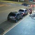 VÍDEO: Motociclista é arremessada após invadir avenida e ser atingida por carro em MS