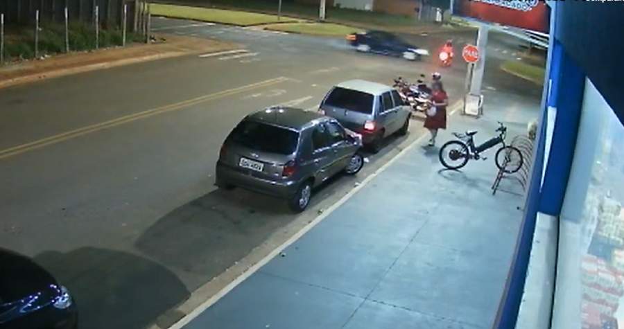 VÍDEO: Motociclista é arremessada após invadir avenida e ser atingida por carro em MS