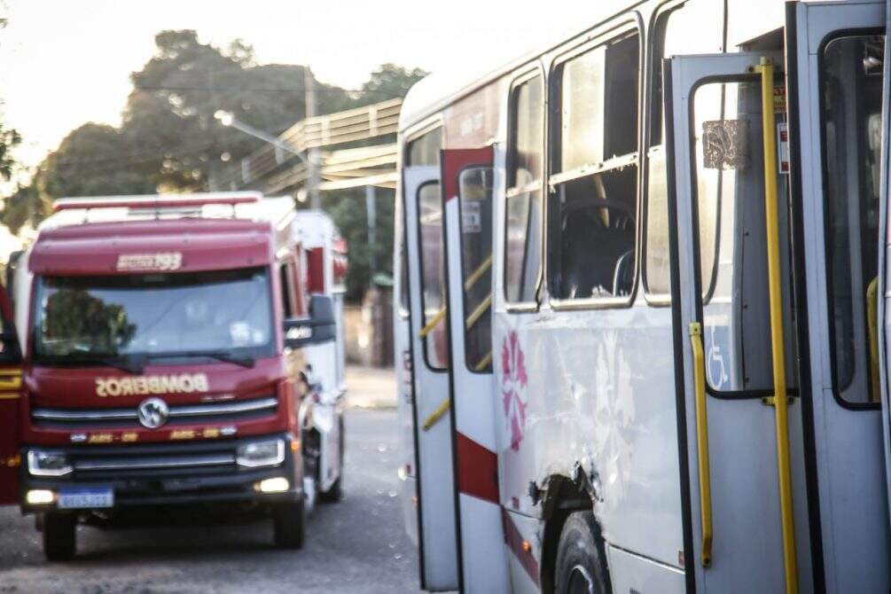 acidente2 1 - Caminhão de cimento invade cruzamento, bate em ônibus e 10 ficam feridos em Campo Grande
