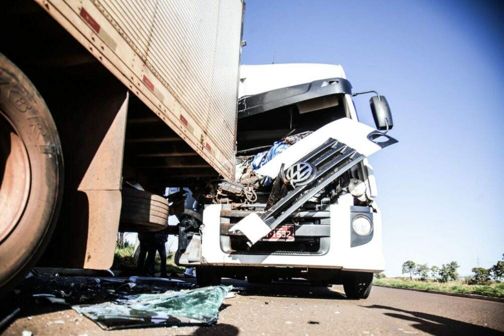 ‘Sol atrapalhou e não vi’, diz caminhoneiro que provocou acidente com caminhão e ônibus no Indubrasil