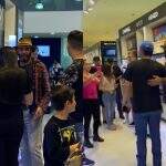 Almir Sater aparece em loja e é tietado por fãs em Pedro Juan Caballero