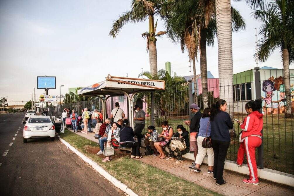 bazar aacc 2 - Para garantir itens a R$ 5, moradores dormem em fila de bazar da AACC em Campo Grande